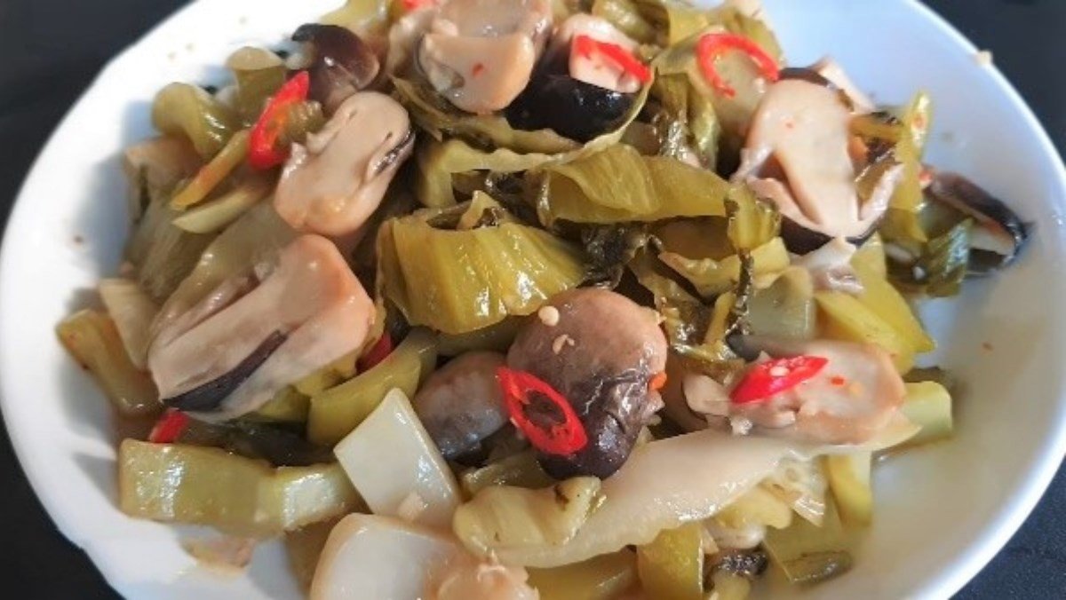 nấm rơm xào dưa cải chua