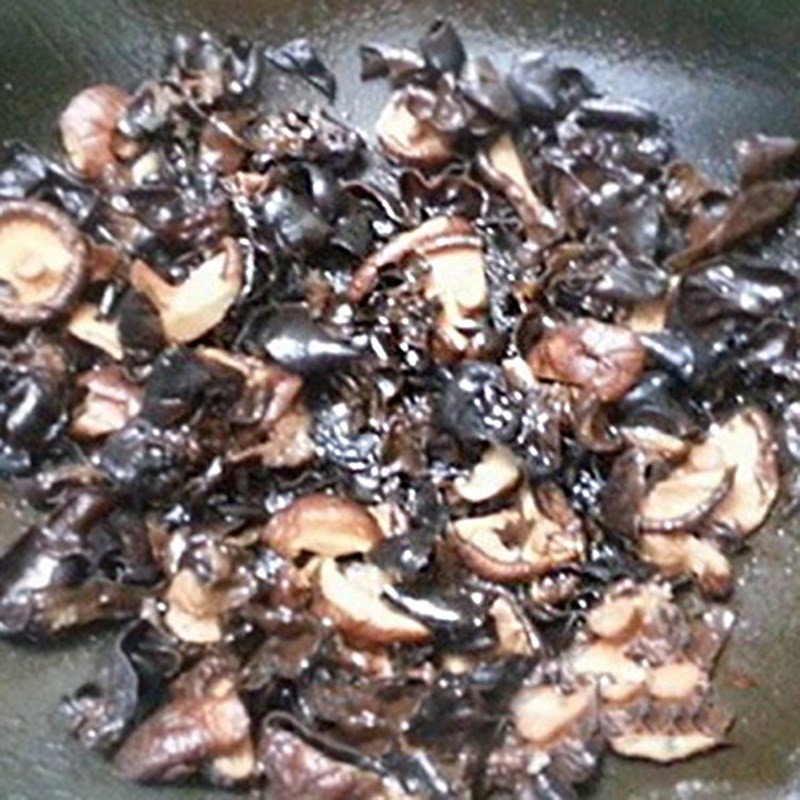 Nấm và mộc nhĩ đang xào