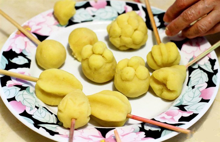 Nặn bánh đậu xanh thành hình trái cây