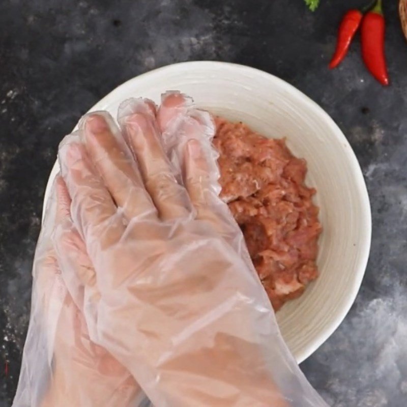 Nặn viên xíu mại để kinh doanh