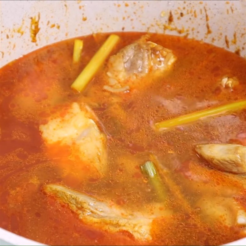 Nấu cà ri xương heo trên bếp