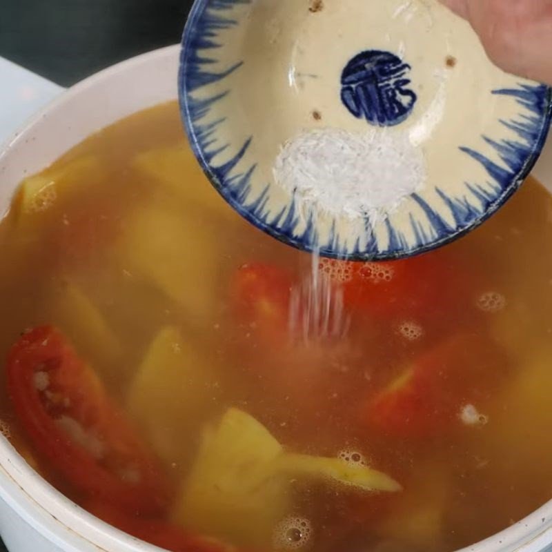 Nấu canh chua thịt và nêm gia vị