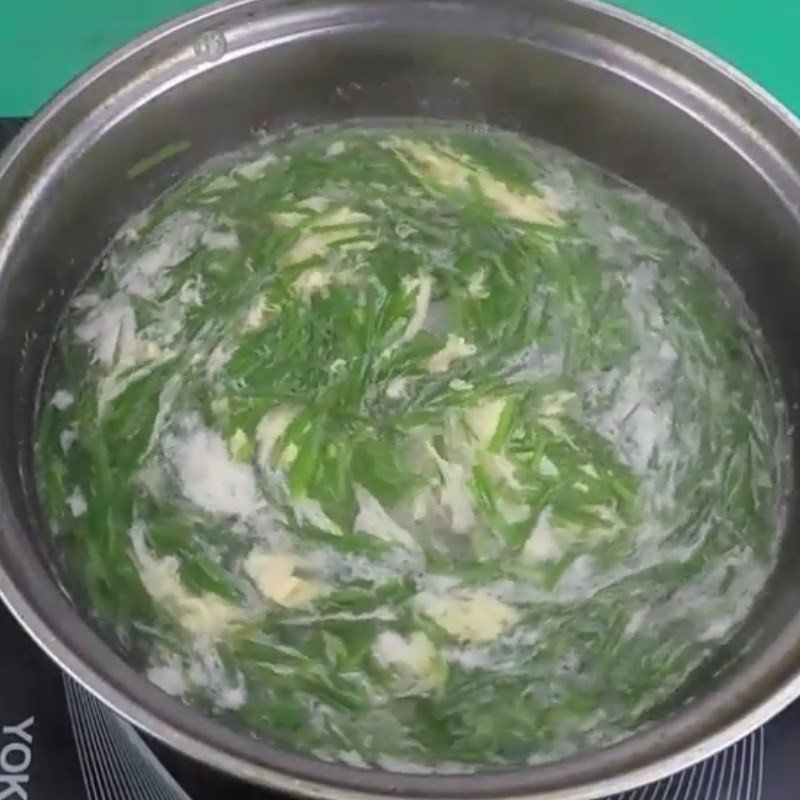 Nấu canh hẹ trứng với các bước cơ bản