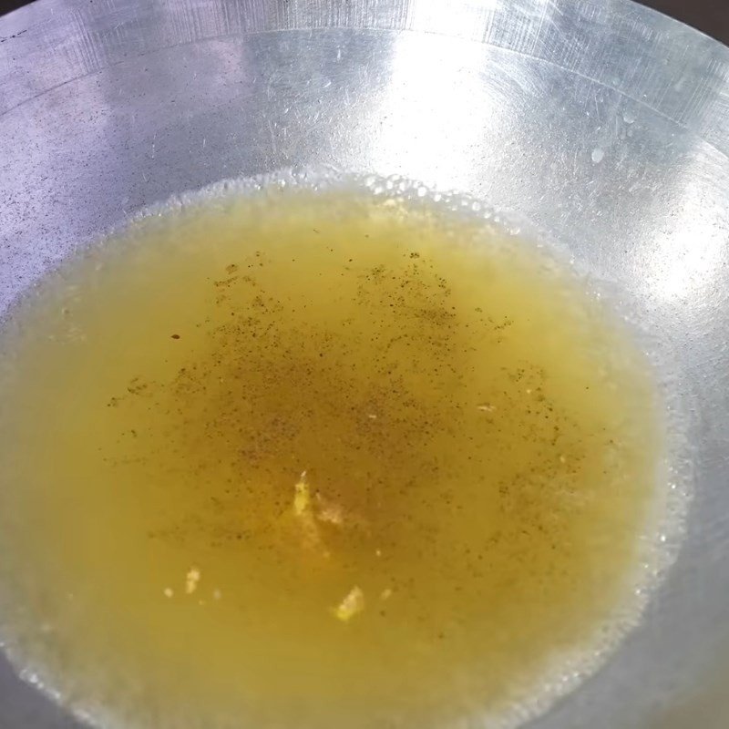 Nấu **canh kê gà** cùng gừng và nước dùng đậm đà