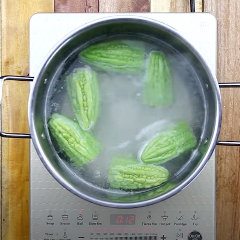Nấu canh mướp đắng nhồi thịt trên bếp