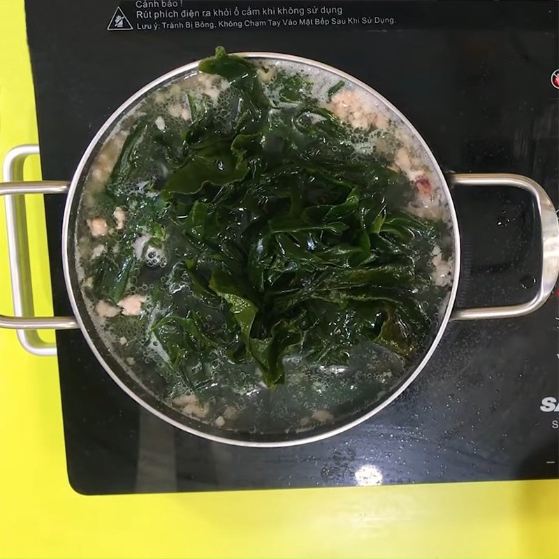 Nấu canh rong biển thịt bằm