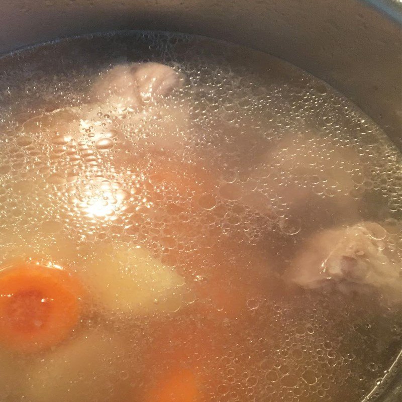 Nấu canh xương khoai tây cà rốt trên bếp