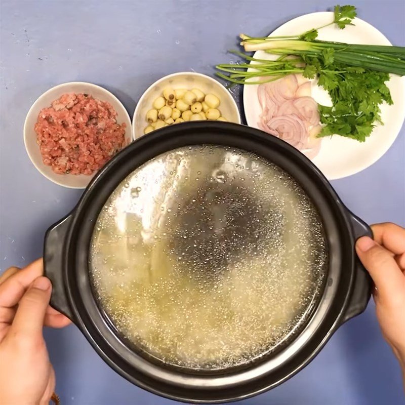 Nấu cháo chim bồ câu đậu xanh hạt sen