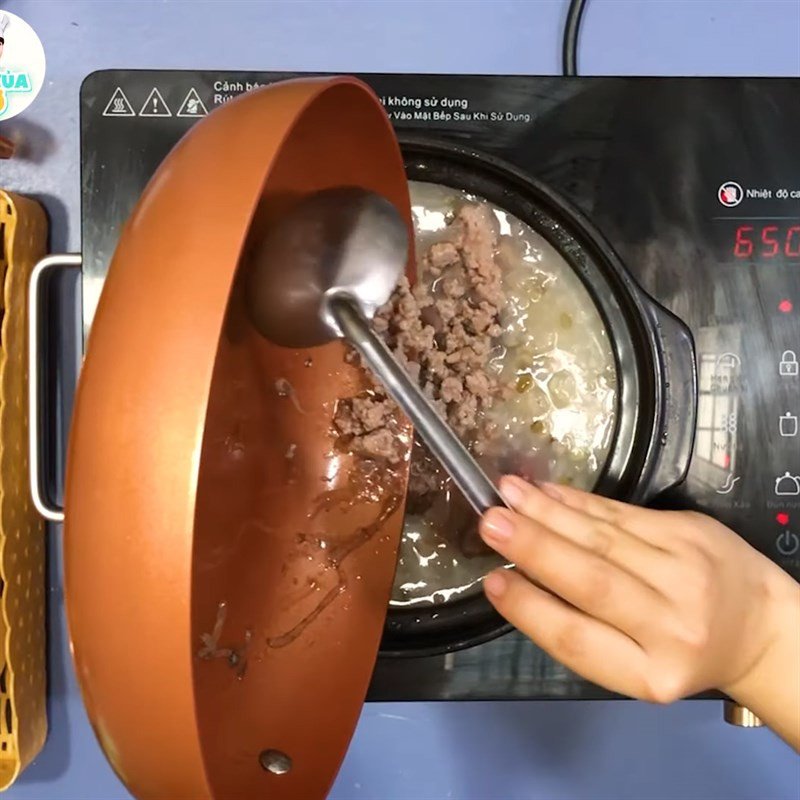 Nấu cháo đậu xanh hạt sen mềm nhừ và thêm thịt bồ câu