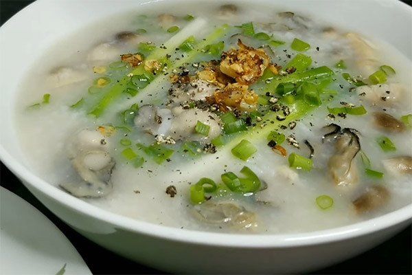 Nấu cháo hàu nấm rơm