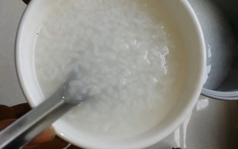 Nấu cháo rây trên bếp lửa nhỏ liu riu