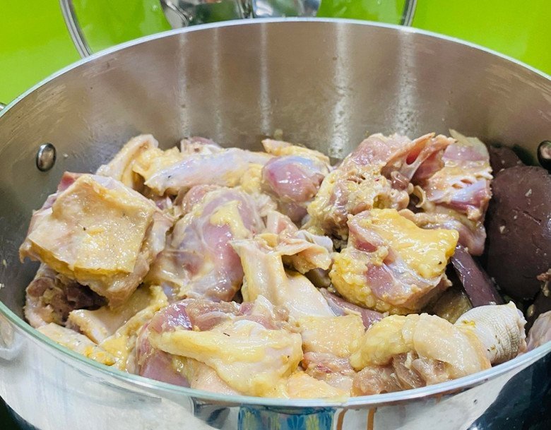 Nấu chao vịt với nước dừa và khoai môn