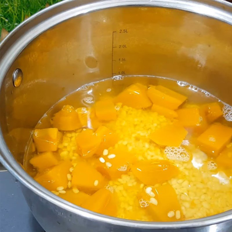 Nấu chè bí đỏ đậu xanh trên bếp