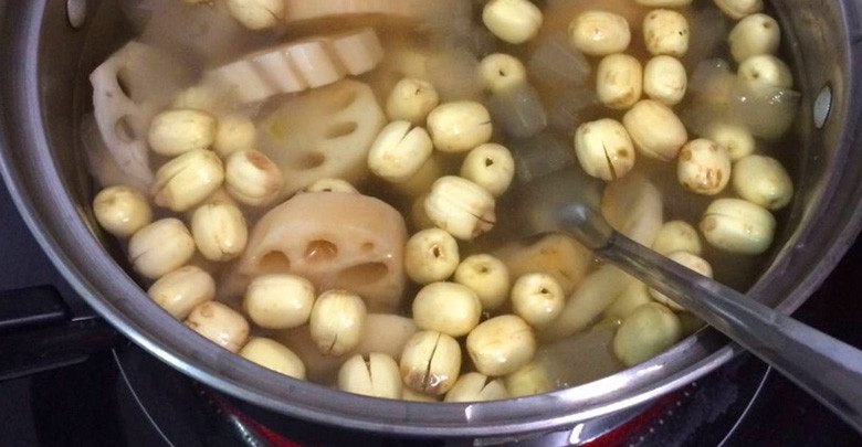 Nấu chè củ sen hạt sen truyền thống