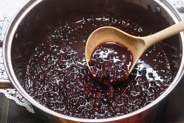 Nấu chè đỗ đen cốt dừa