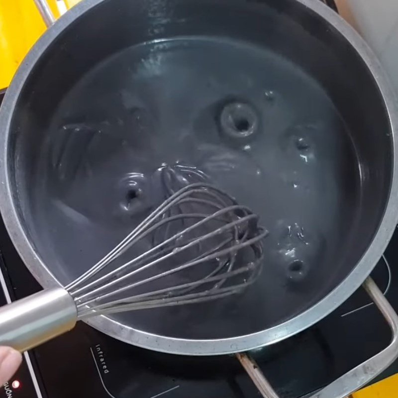 Nấu chè mè đen sánh mịn