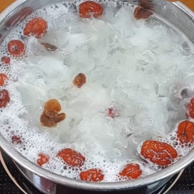 Nấu chè nấm tuyết hạt sen cùng các nguyên liệu