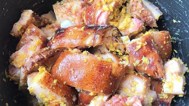 Nấu chồn hương giả cầy trên bếp