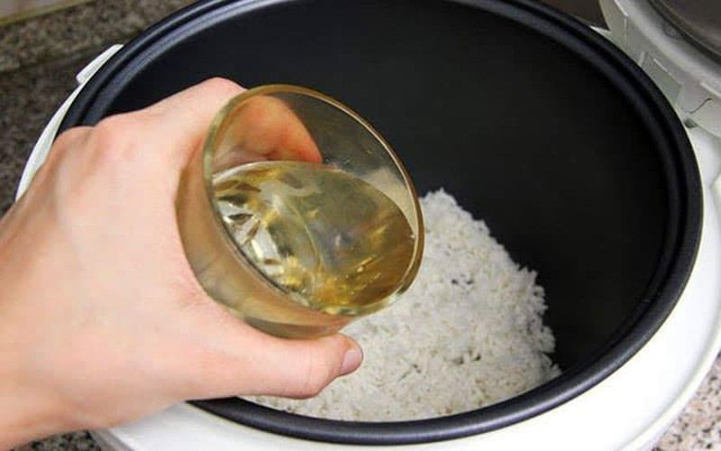 Nấu cơm nếp bằng nồi cơm điện tiện lợi