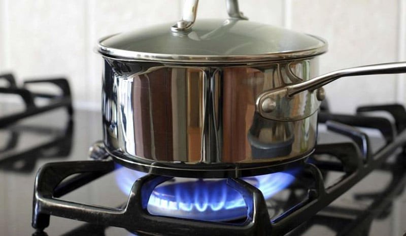 Nấu cơm nếp trên bếp ga mang lại hương vị truyền thống