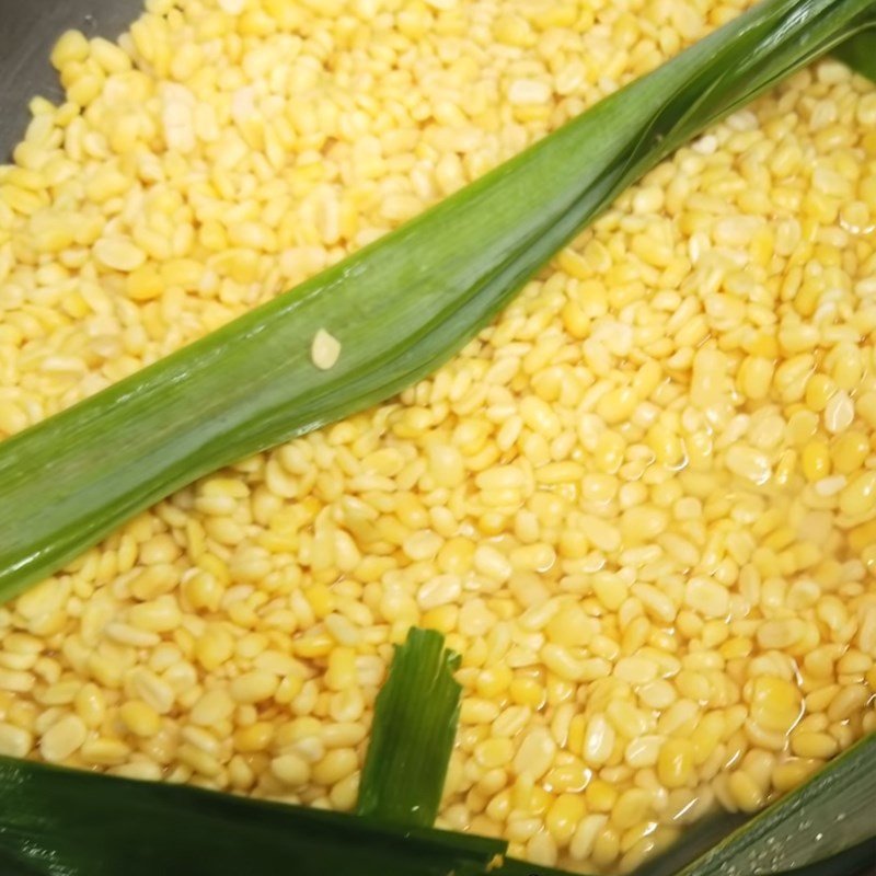 Nấu đậu xanh làm nhân bánh dày giã tay
