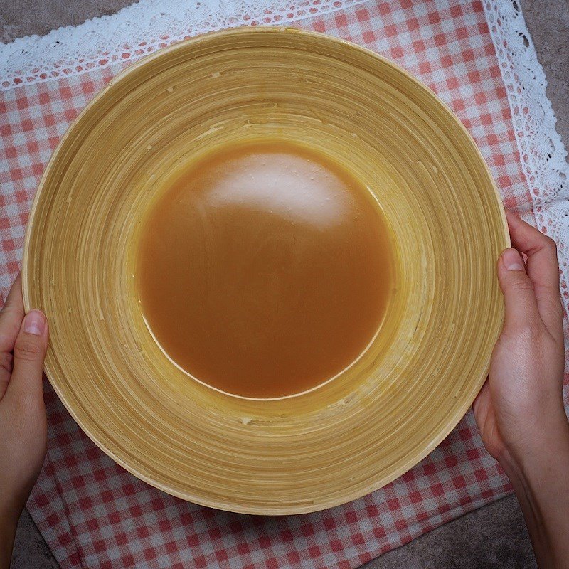 Nấu đường thốt nốt và nước cốt dừa làm bánh bò