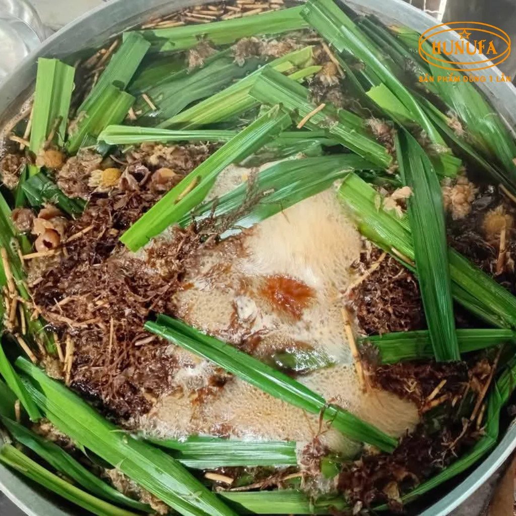 Nấu hỗn hợp nước sâm thảo mộc ở lửa vừa để chiết xuất hương vị tối ưu