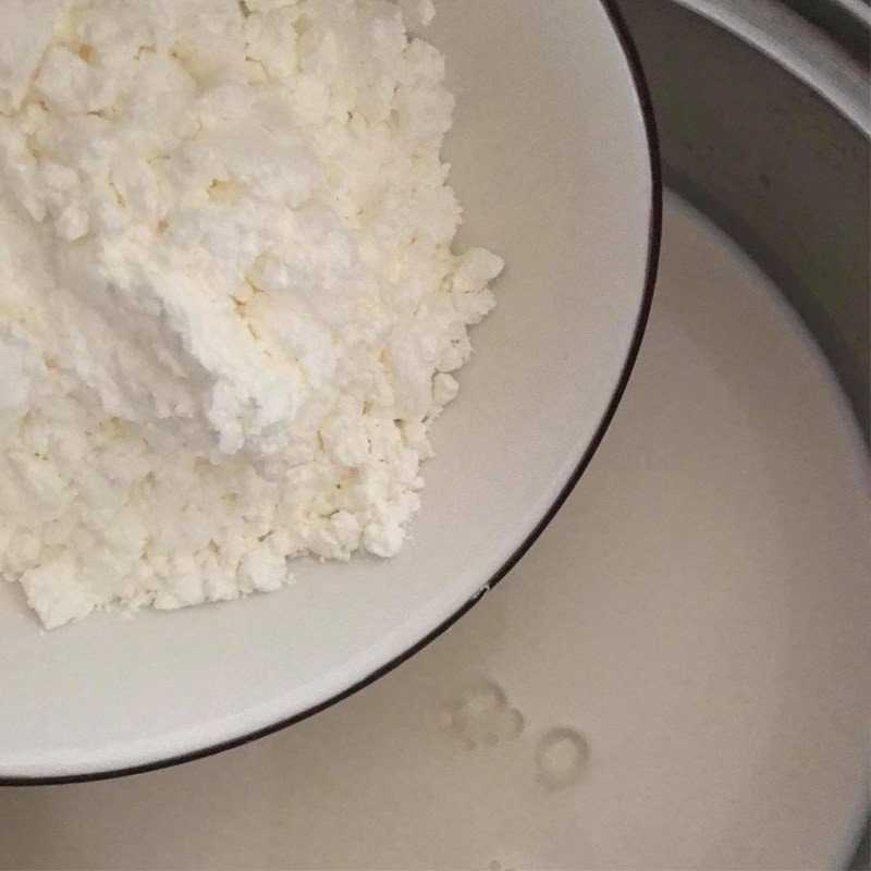 Nấu hỗn hợp sữa và bột bắp