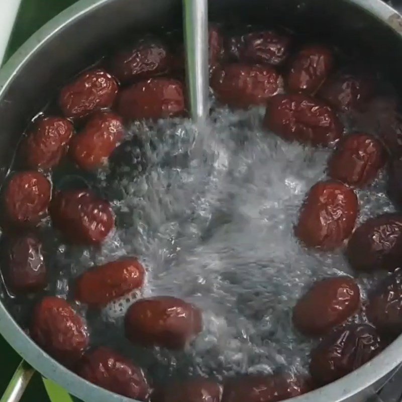 Nấu nha đam hạt chia táo đỏ trên bếp
