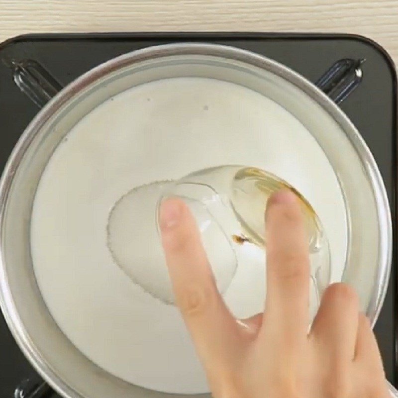 Nấu nước cốt dừa cho chè hạt đác dâu tây