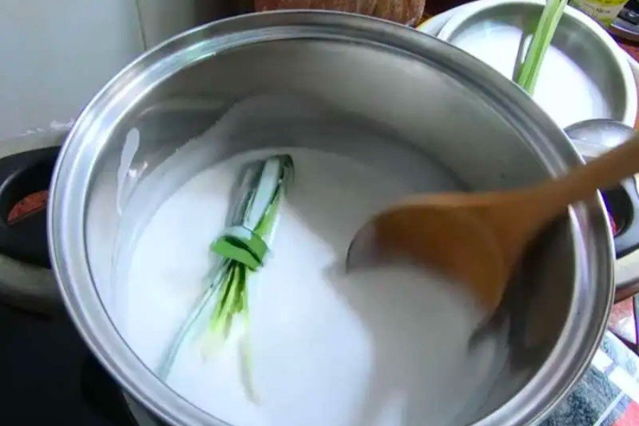 Nấu nước cốt dừa cho chè thập cẩm miền Bắc
