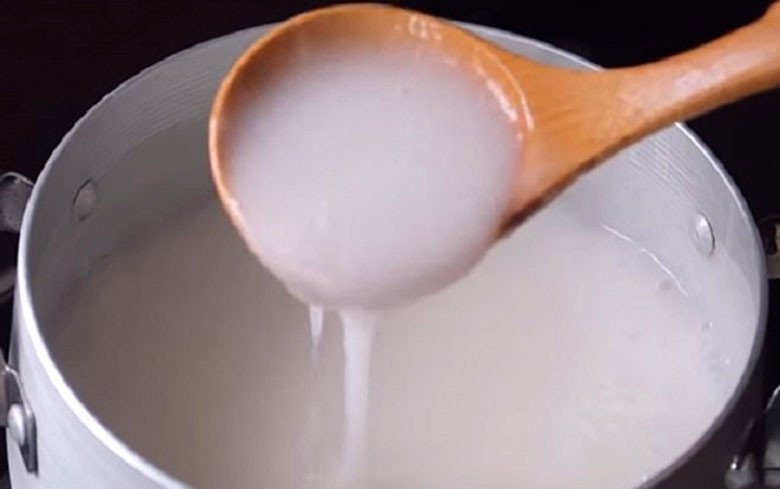 Nấu nước cốt dừa cho món chè đậu trắng nếp