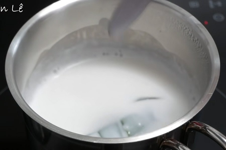 Nấu nước cốt dừa sánh mịn cho chè đậu thập cẩm