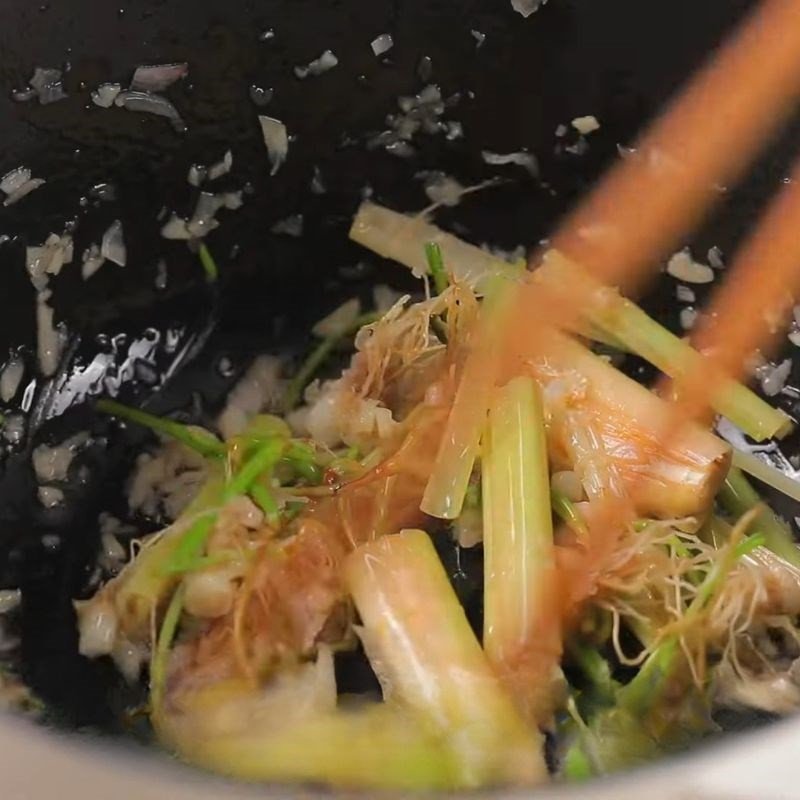 Nấu nước cốt mì chua cay