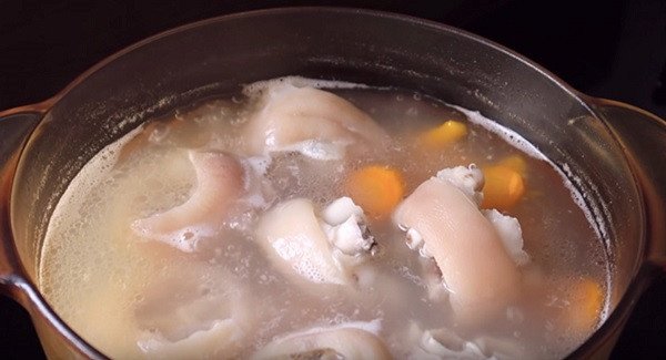 Nấu nước dùng bánh canh giò heo trong và ngọt