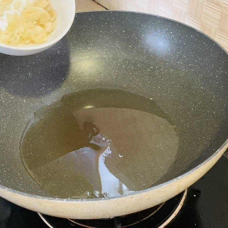 Nấu nước dùng bánh canh hải sản