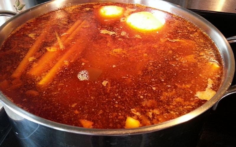 Nấu nước dùng bún bò miền Nam trong vắt