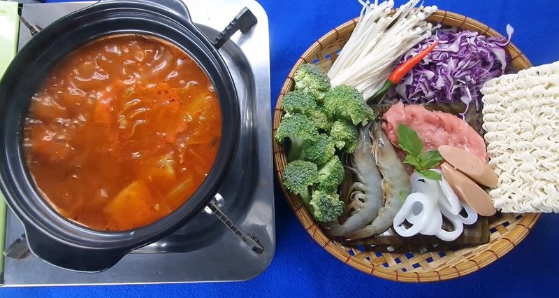 Nấu nước dùng đậm đà cho món mì cay tại nhà không cần kim chi