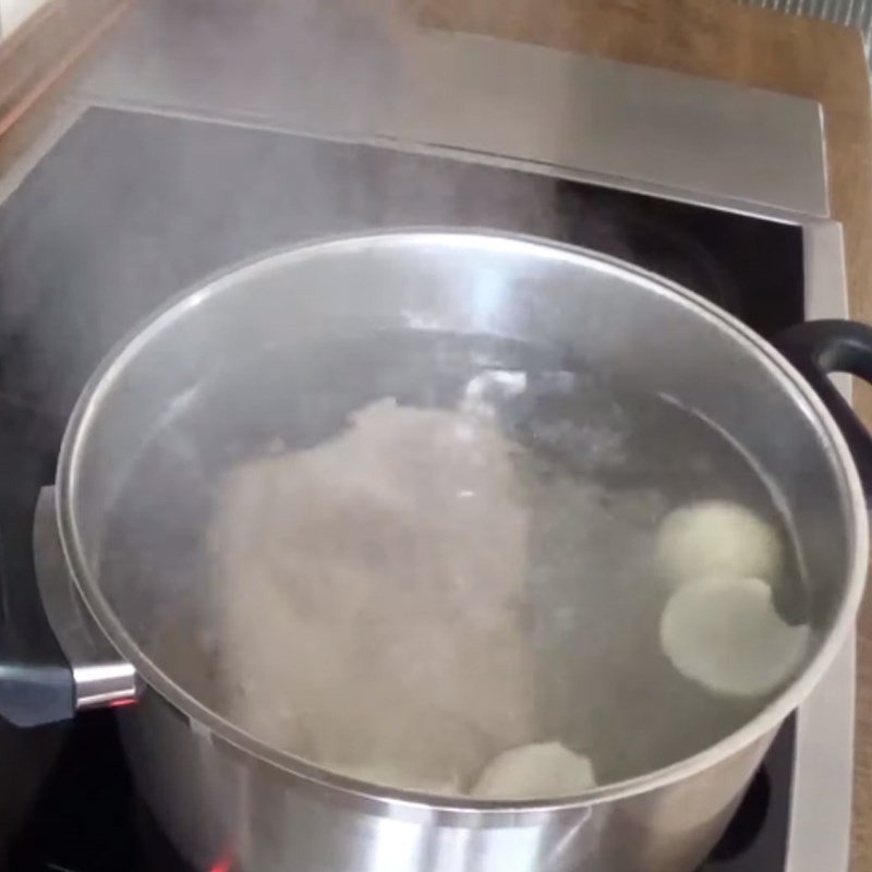 Nấu nước dùng phở heo