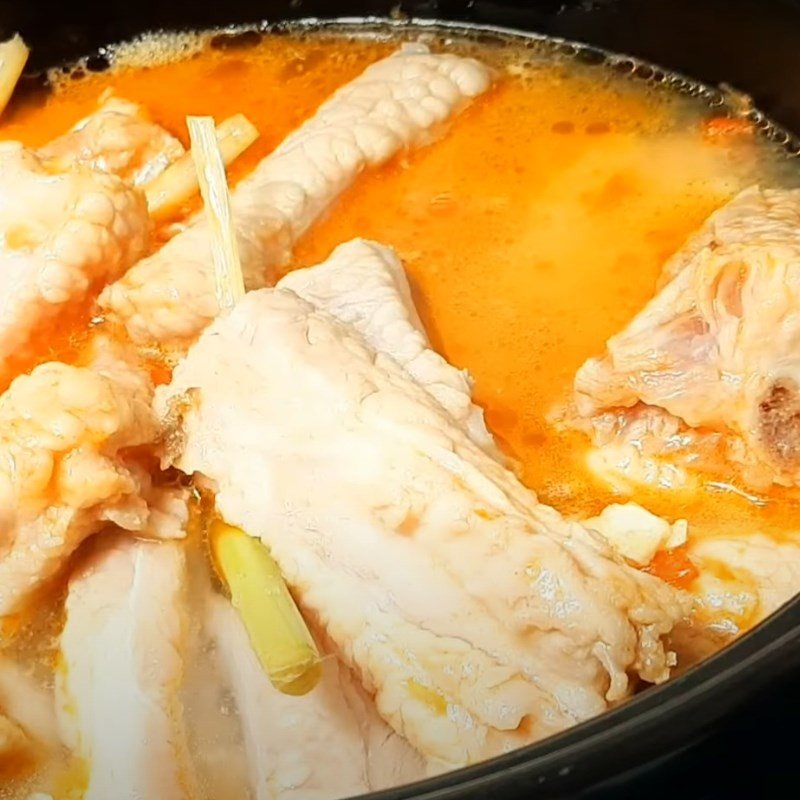Nấu nước dùng sườn heo mềm ngon cho món miến sườn cay