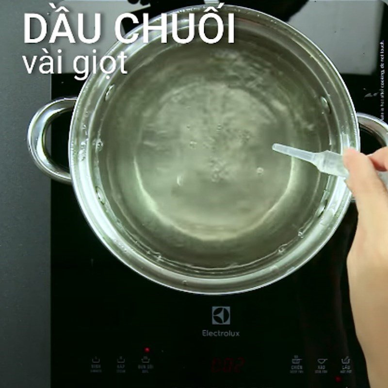 Nấu nước đường phèn và lá dứa cho món nha đam