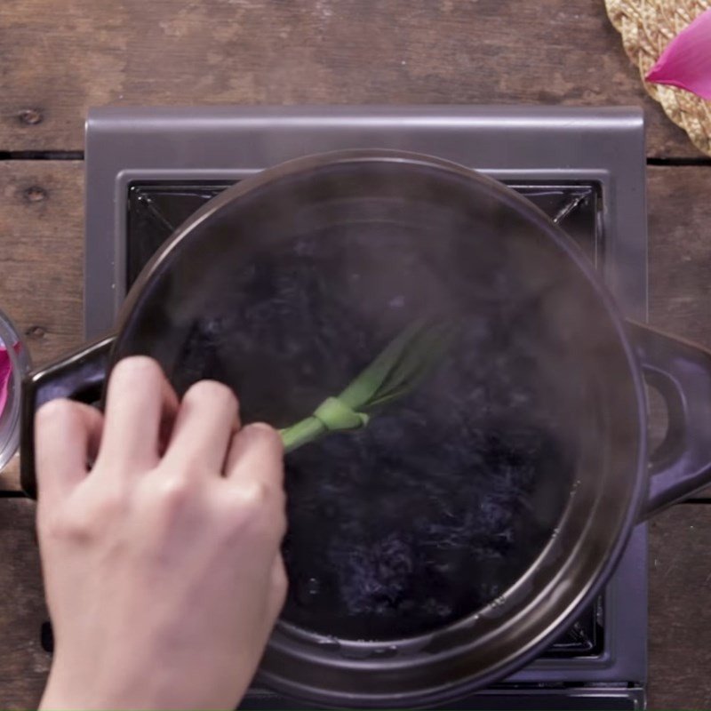 Nấu nước đường phèn với lá dứa tạo hương thơm cho chè hạt sen nhãn nhục