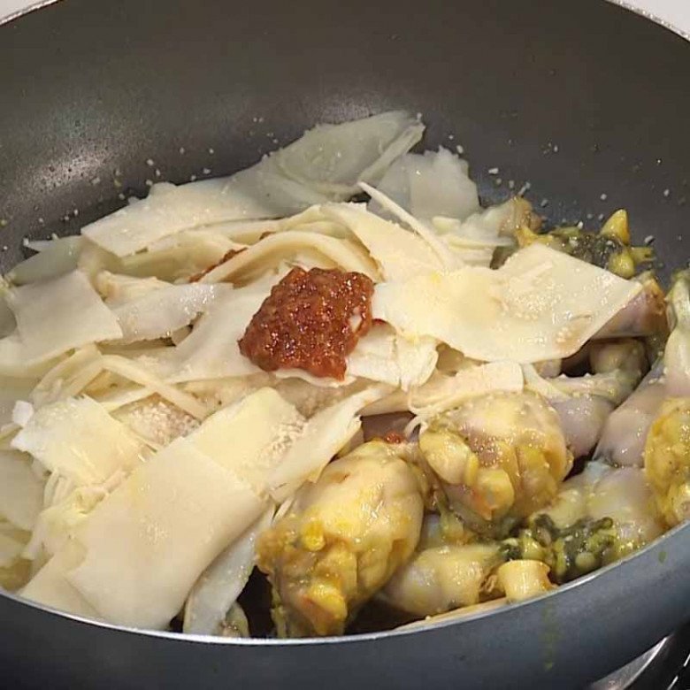 Nấu nước lẩu ếch măng chua