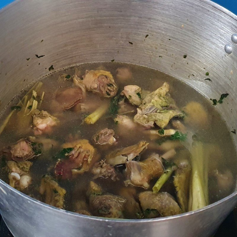 nấu nước lẩu gà lá é măng chua sôi sùng sục