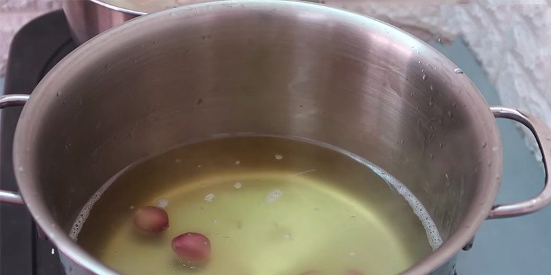 Nấu nước lèo bún riêu giò heo với tôm khô