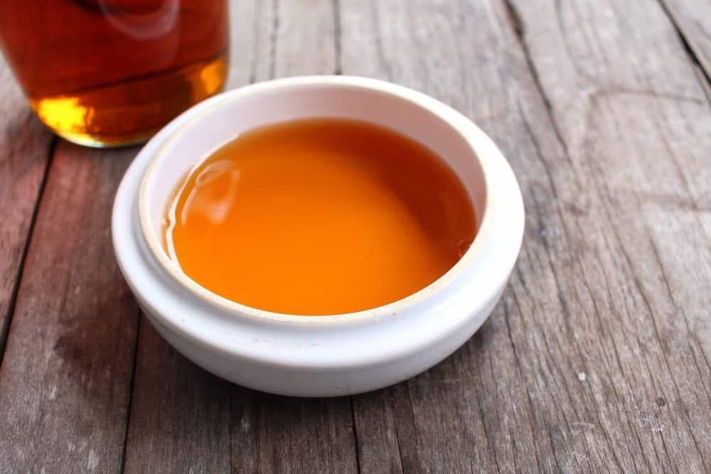 Nấu nước mắm làm dưa món trên bếp