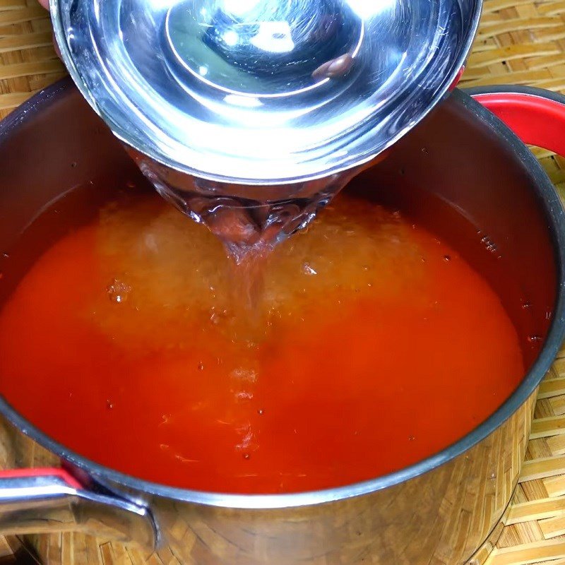 Nấu sôi hỗn hợp nước mắm, đường và nước lọc để làm nước chấm