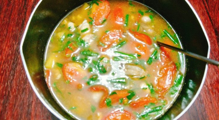 Nấu sôi nước canh hàu chua với nước cốt me và dứa