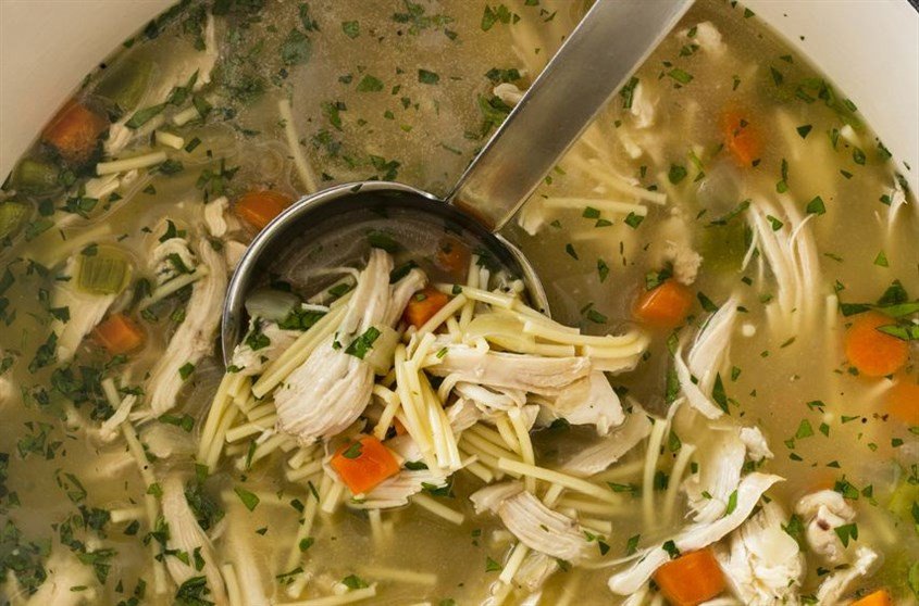 Nấu súp gà cho bé kết hợp với rau củ