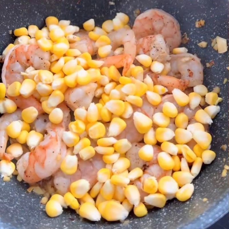 Nấu tôm cùng sốt trứng muối sánh mịn